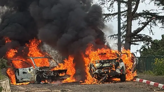صور لسيارتين تحترقان