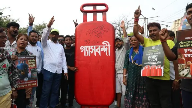 কলকাতার রাস্তায় গ্যাস সংকটের প্রতিবাদ