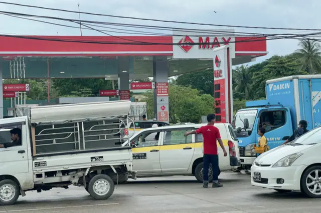 ကားတွေအများအပြား တန်းစီပြီး ဆီဖြည့်ရတဲ့အခါမှာ မီးဘေးကို အထူးသတိထားဖို့လည်း ဆော်သြနေကြ