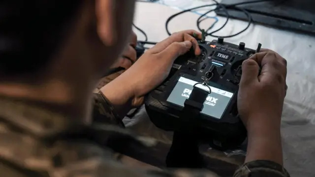 Пульт управления FPV-дроном в руках