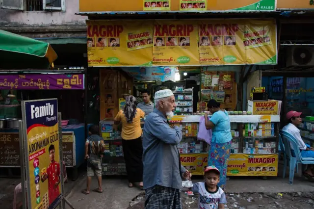 ရန်ကုန်မြို့က ဆေးဆိုင်တစ်ဆိုင်မှာ ဆေးဝါးဝယ်ယူနေကြတဲ့ အခြေအနေ