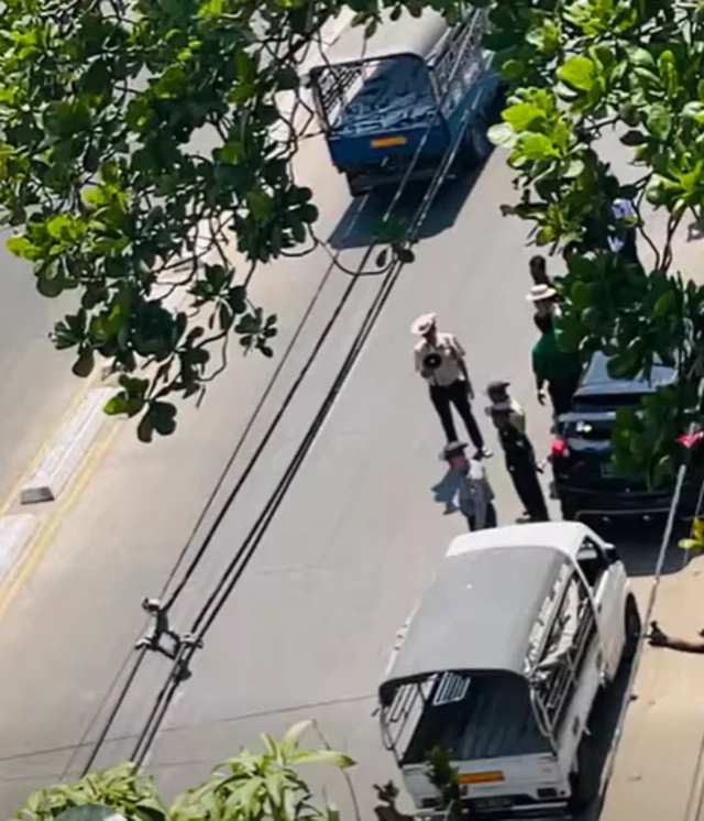 မတ် ၂၃ ရက်၊ ရန်ကုန်က ဆီဆိုင်တစ်ခုရှေ့မှာ တန်းစီဝယ်ယူတာမလုပ်ဖို့ လာရောက်ကြေညာတဲ့ စစ်ကော်မရှင်ရဲ့ ဌာနဆိုင်ရာဝန်ထမ်းတွေ