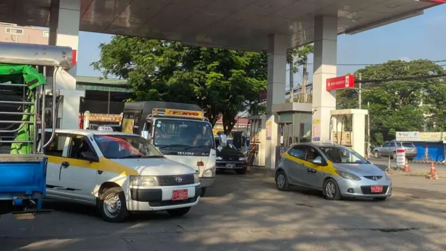 မတ် ၂၁ ရက်က ရန်ကုန်မြို့မှာ ဆီတန်းစီနေတဲ့ ကားတွေ