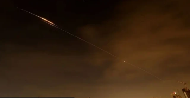 خلیجی ممالک نے دعویٰ کیا ہے کہ ان کے فضائی دفاعی نظام نے میزائلوں اور ڈرونز کو روکا