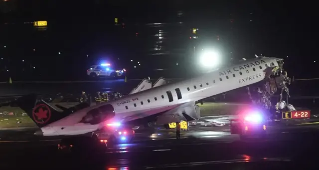 ifoto igaragaza indege yagonganye n'imodoka