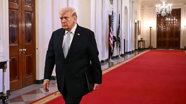 Foto Onyeisiala Trump na-aga ije n'ime ụlọ obi ọchịchị White House