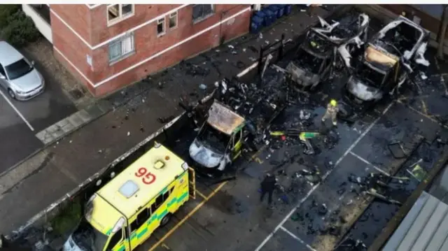 Ifoto igaragaza imodoka z'imbangukiragutabara zatwitswe mu majyaruguru ya Londres.