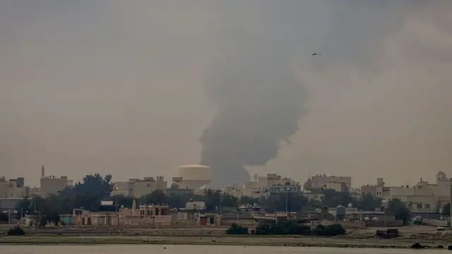 برخاستن دود از بندر بحرین پس از حمله موشکی ایران