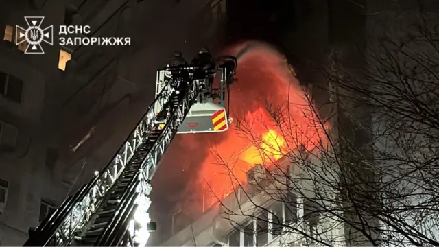 Пожар в многоэтажке после атаки на Запорожье