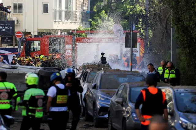 ঘটনাস্থলে উদ্ধারকর্মীরা কাজ করছেন