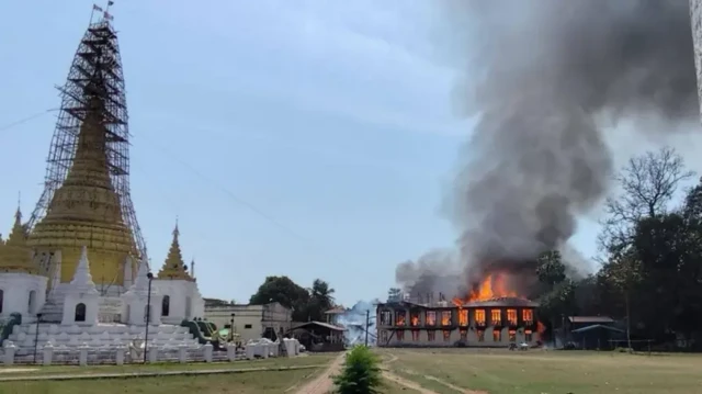 မတ် ၂၀ ရက် မနက်ပိုင်းက လေကြောင်းဗုံးကြဲခံရတဲ့ မဟာလေးထပ်ဘုန်းကြီးကျောင်း
