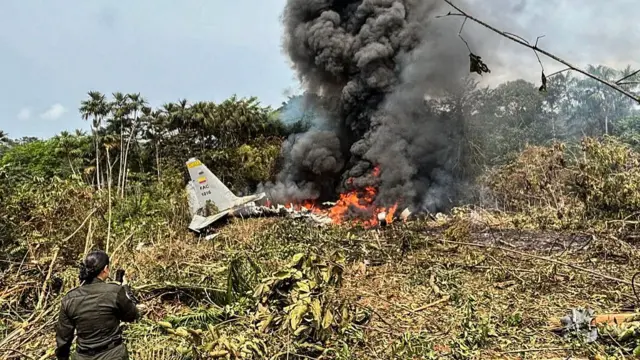 Foto ụgbọelu ahụ na-agba ọkụ