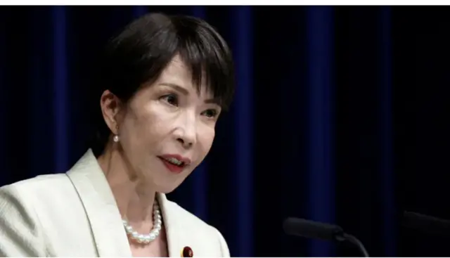 Ifoto ngufi ya Minisitiri w’intebe w’Ubuyapani yambaye ikoti rya khaki.