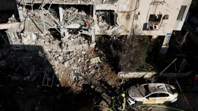 একটি ভবনের একাংশ সম্পূর্ণরূপে ধ্বংস হয়ে গেছে