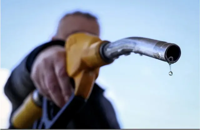 Ifoto igaragaza pompe y’ibikomoka kuri peteroli ikoreshwa kuri stasiyo.