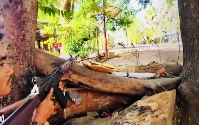 ဂိတ်ပစ်ခတ်ခံရပြီးနောက် ဂိတ်မှာထိုင်နေတဲ့ စစ်ကော်မရှင်တပ်ဖွဲ့ဝင်တွေဟာ ဘန်ကာတွေထဲကနေ စောင့်ကြည့်နေတယ်လို့ ဒေသခံပြော