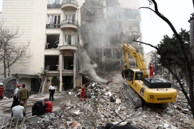 မတ် ၂၃ ရက်က အီရန်၊ တီဟီရန်မြို့က လေကြောင်းတိုက်ခံလိုက်ရတဲ့ လူနေအဆောက်အအုံတစ်ခု