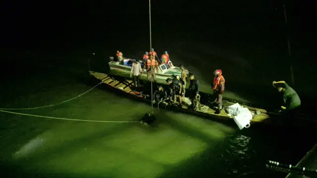 দৌলতদিয়া ফেরিঘাটে নিয়ন্ত্রণ হারিয়ে সৌহার্দ্য পরিবহনের একটি যাত্রীবাহী বাস পদ্মা নদীতে পড়ে গেছে।