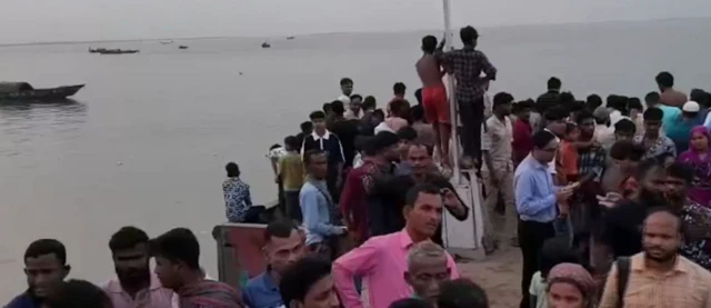 ফেরি ঘাটে জড়ো হয়েছে সাধারণ মানুষ