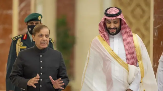 शहबाज़ शरीफ़ और मोहम्मद बिन सलमान