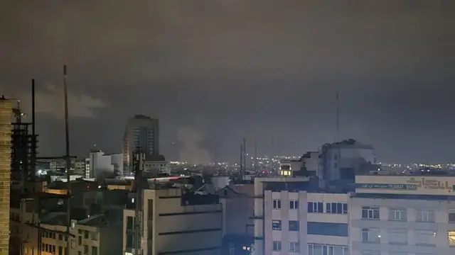 دود در حال بلند شدن بر فراز تهران در صبح چهارشنبه