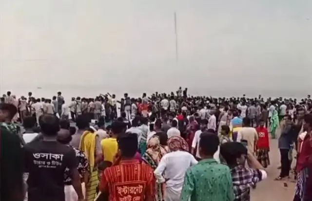 বাসডুবির ঘটনার পর দৌলতদিয়া ফেরিঘাটে মানুষের ভীড়