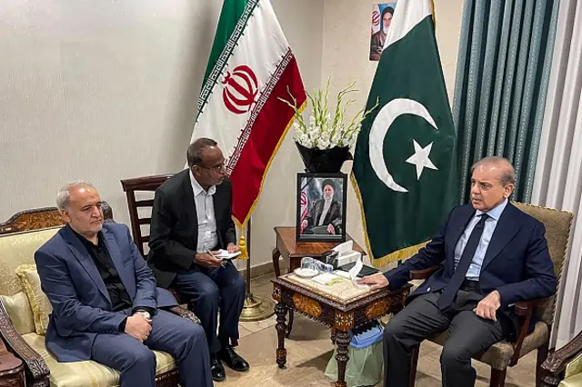 ایرانی سفیر اور پاکستانی وزیرِ اعظم کے درمیان ملاقات کی ایک تصویر