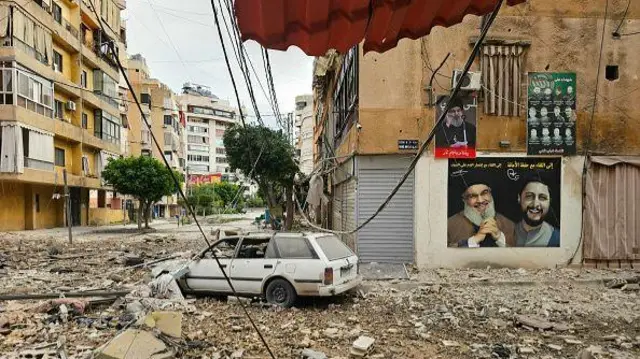 বৈরুতের দক্ষিণাঞ্চলের একটি এলাকায় সড়কজুড়ে ছড়িয়ে আছে ধ্বংসস্তূপ