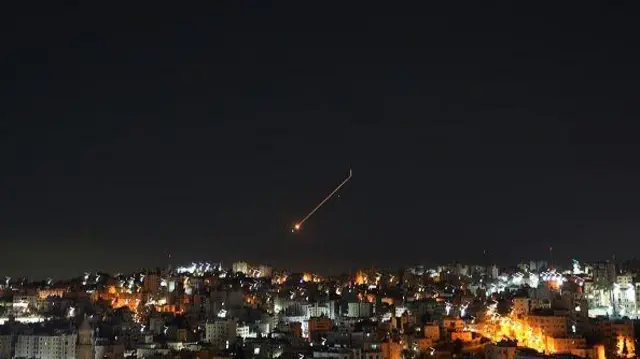 পশ্চিম তীরের হেবরনের আকাশে ইসরায়েলের দিকে ছোড়া ইরানের ক্ষেপণাস্ত্র ছুটে যাচ্ছে