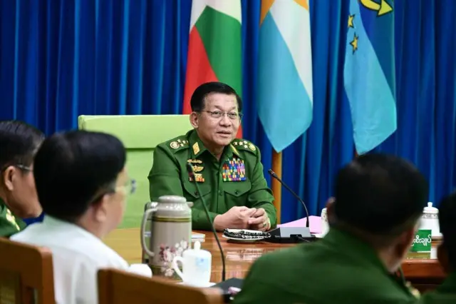 မတ်လ ၂၄ ရက်၊ နေပြည်တော်မှာ ကျင်းပတဲ့ စက်သုံးဆီအစည်းအဝေးမှာ တွေ့ရတဲ့ စစ်ခေါင်းဆောင် ဗိုလ်ချုပ်မှူးကြီး မင်းအောင်လှိုင်