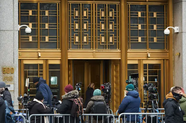 Reporteros a las puertas del tribunal de Nueva York