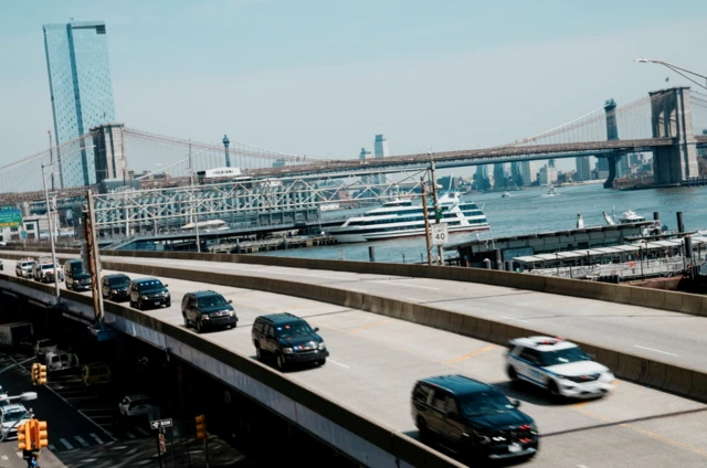 Una caravana de vehículos que transportan a Nicolás Maduro y Cilia Flores