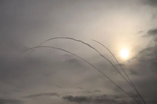 မတ်လ ၂၆ ရက်နေ့၊ အီရန်ပစ်လိုက်တဲ့ ဒုံးကျည်တွေကို အစ္စရေးလေကြောင်းရန်ကာကွယ်ရေးစနစ်က ကြားဖြတ်တိုက်ခိုက်နေစဉ်