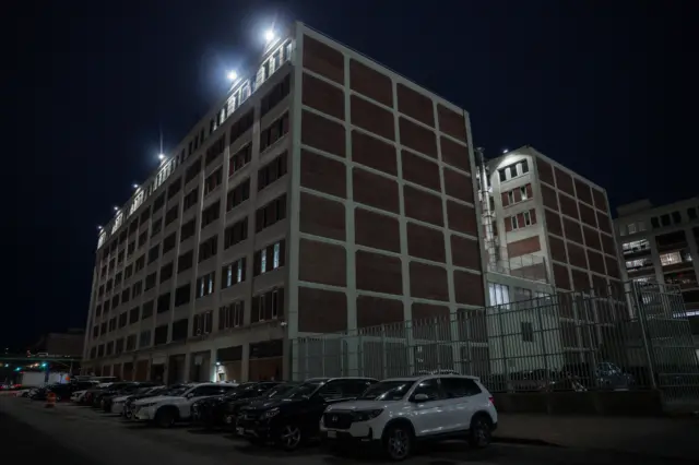 El exterior del Centro Metropolitano de Detención