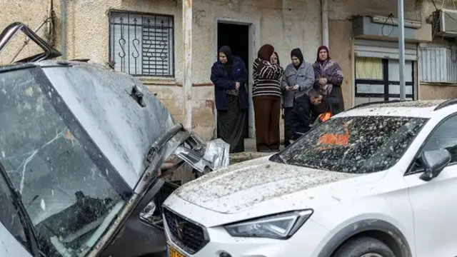 سكان كفر قاسم يتفقدون أضراراً لحقت بشوارع بعد غارة يعتقد أنها إيرانية