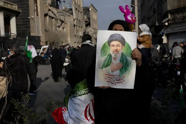 အီရန်ခေါင်းဆောင်အသစ် ပုံ ကိုင်ဆွဲထားတဲ့ အမျိုးသမီးတစ်ဦး