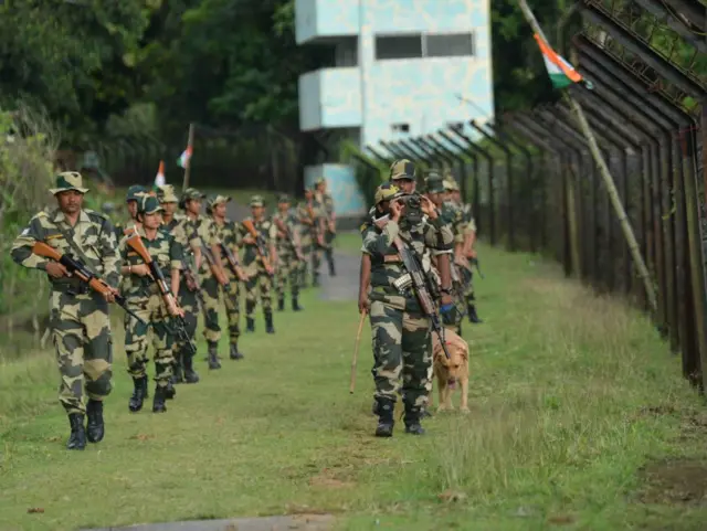 အိန္ဒိယ-ဘင်္ဂလားဒေ့ရှ်နယ်စပ်စည်းရိုးနားမှာတွေ့ရတဲ့ အိန္ဒိယနယ်ခြားစောင့်တပ်ဖွဲ့ဝင်တွေ