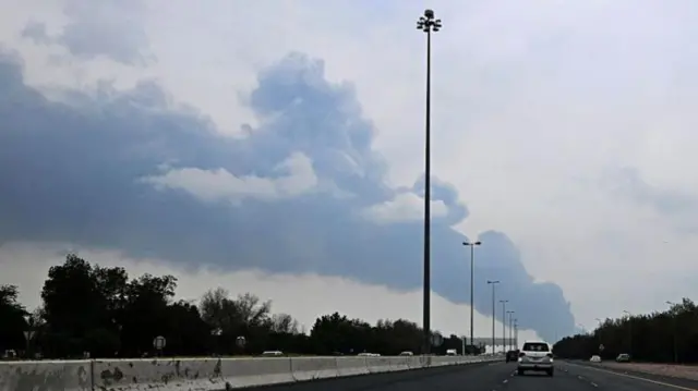 ஒரு ட்ரோன் தாக்குதல் எண்ணெய் கிடங்கைத் தாக்கியதாகக் கூறப்படும் குவைத் சர்வதேச விமான நிலையப் பகுதியிலிருந்து, புதன்கிழமையன்று புகை எழுந்த காட்சி