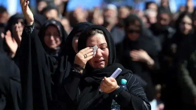 بكاء امرأة أثناء حضورها في جنوب طهران جنازة شخص قُتل خلال الحرب