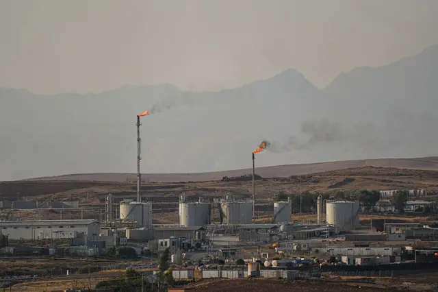 صورة لأبار نفط داخل حقل نفطي بالصحراء محافظة دهوك العراقية.