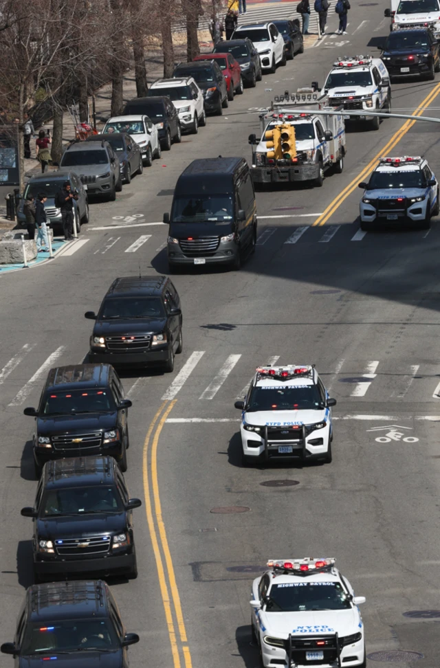 Una caravana de vehículos que transportan a Nicolás Maduro y Cilia Flores