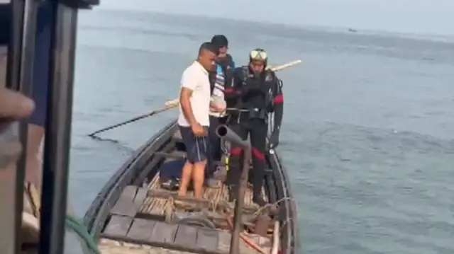 बचाव कार्य में जुटी टीम