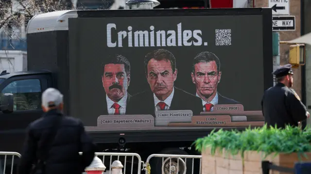 Camión publicitario con una pantalla donde se ve el título "Criminales" y debajo las fotos de Maduro, Zapatero y Pedro Sánchez.