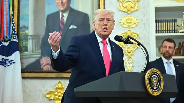 Foto Onyeisiala Donald Trump oge ọ na-ekwu okwu ma nwelie aka ya elu