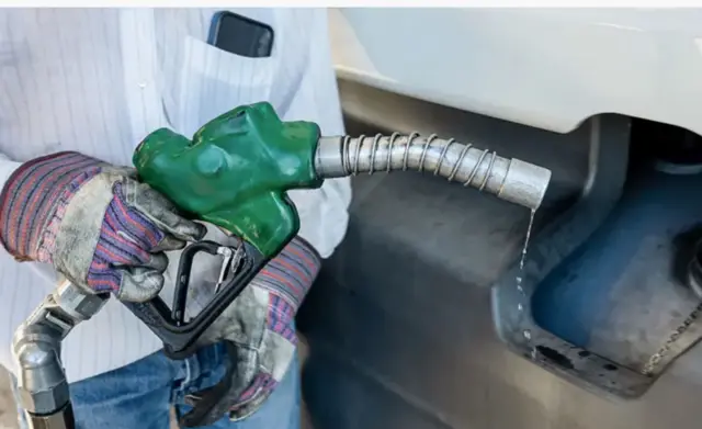 Ifoto yerekana pompe y’aho bacururiza ibiva kuri peteroli