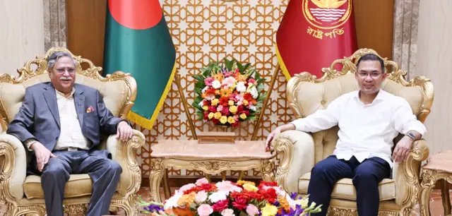 বায়ে রাষ্ট্রপতি মো. সাহাবুদ্দিন, ডানে প্রধানমন্ত্রী তারেক রহমান