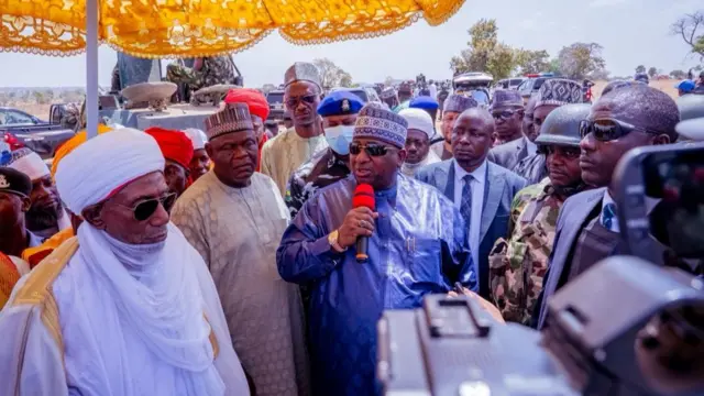 Foto Gọvanọ Nasir Idris na-achị Kebbi Steeti oge ọ gara n'ebe mwakpo ahụ mere