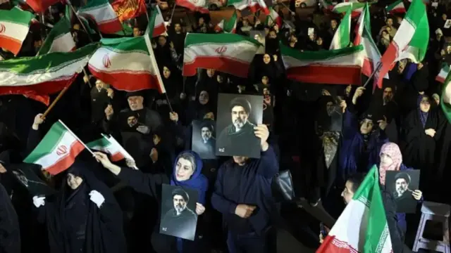 إيرانيون يرفعون صورة للمرشد الأعلى الجديد مجتبى خامنئي