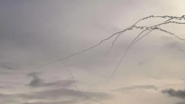 Njia ya makombora ya Iron Dome karibu na Tel Aviv, Israel, baada ya onyo la makombora ya balestiki ya Iran yanayokuja siku ya Alhamisi.