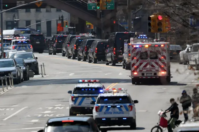 Una caravana de vehículos que transportan a Nicolás Maduro y Cilia Flores